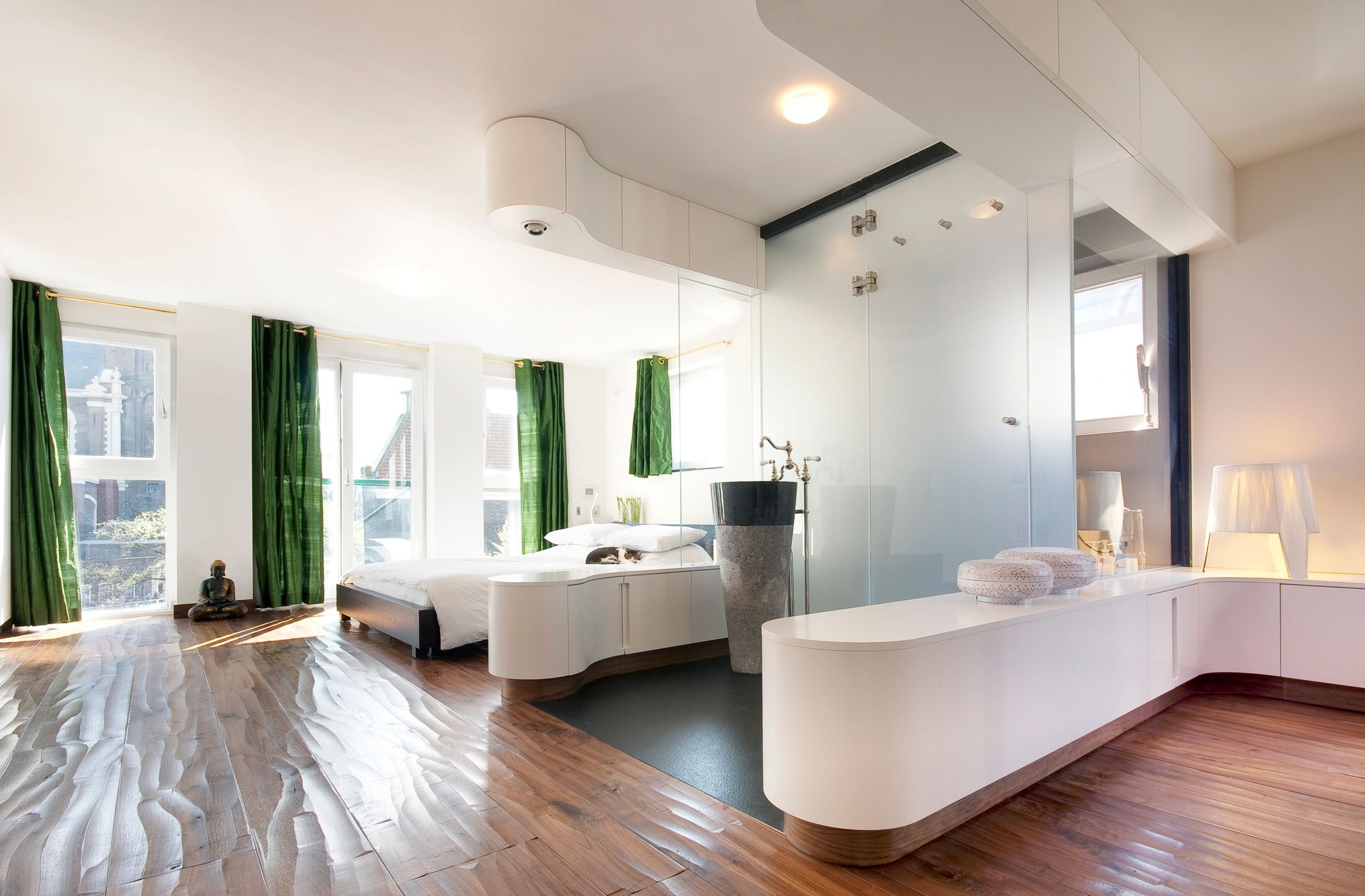 Premium maatwerkinterieur met warme houttinten en architectonische rust