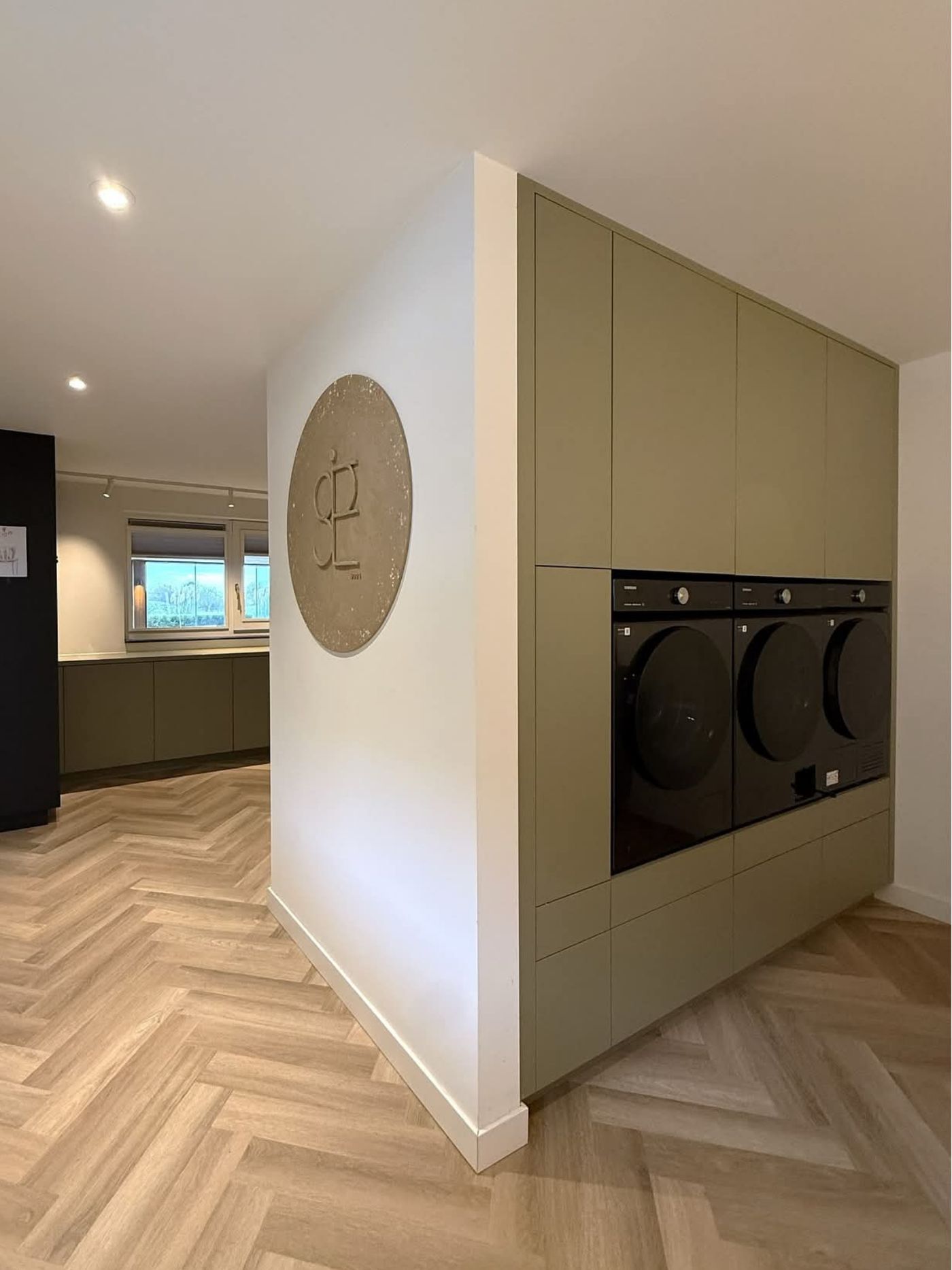 Bijkeuken met maatwerk waswand en geintegreerde wasapparatuur