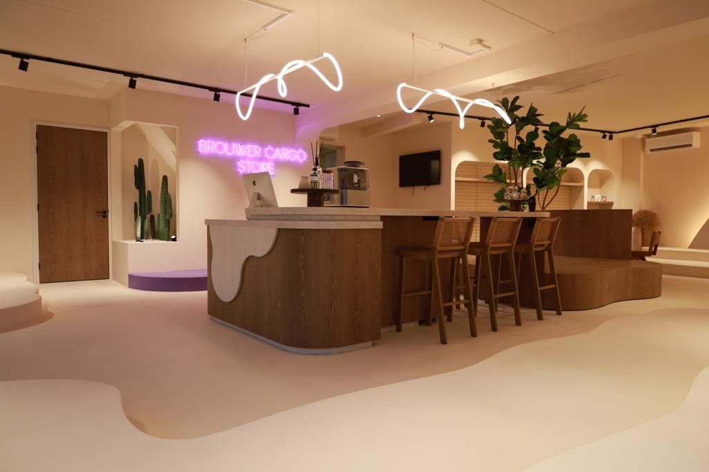 Maatwerk bar in Brouwer Cargo Store met neon en houten rondingen