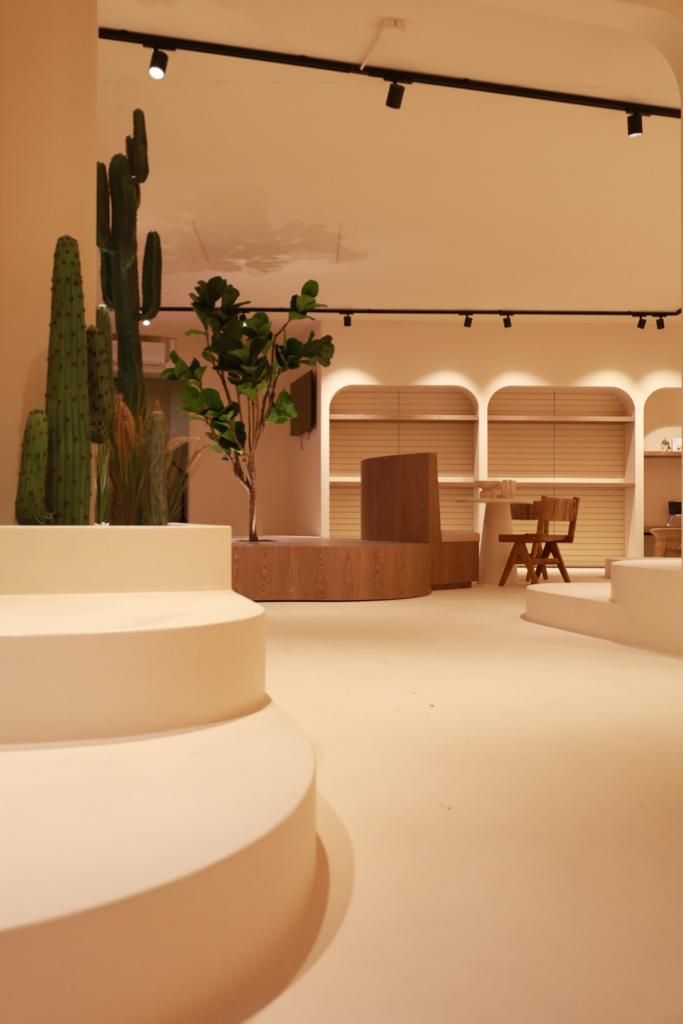 Brouwer Cargo Store met warme retailinrichting en afgeronde vormen