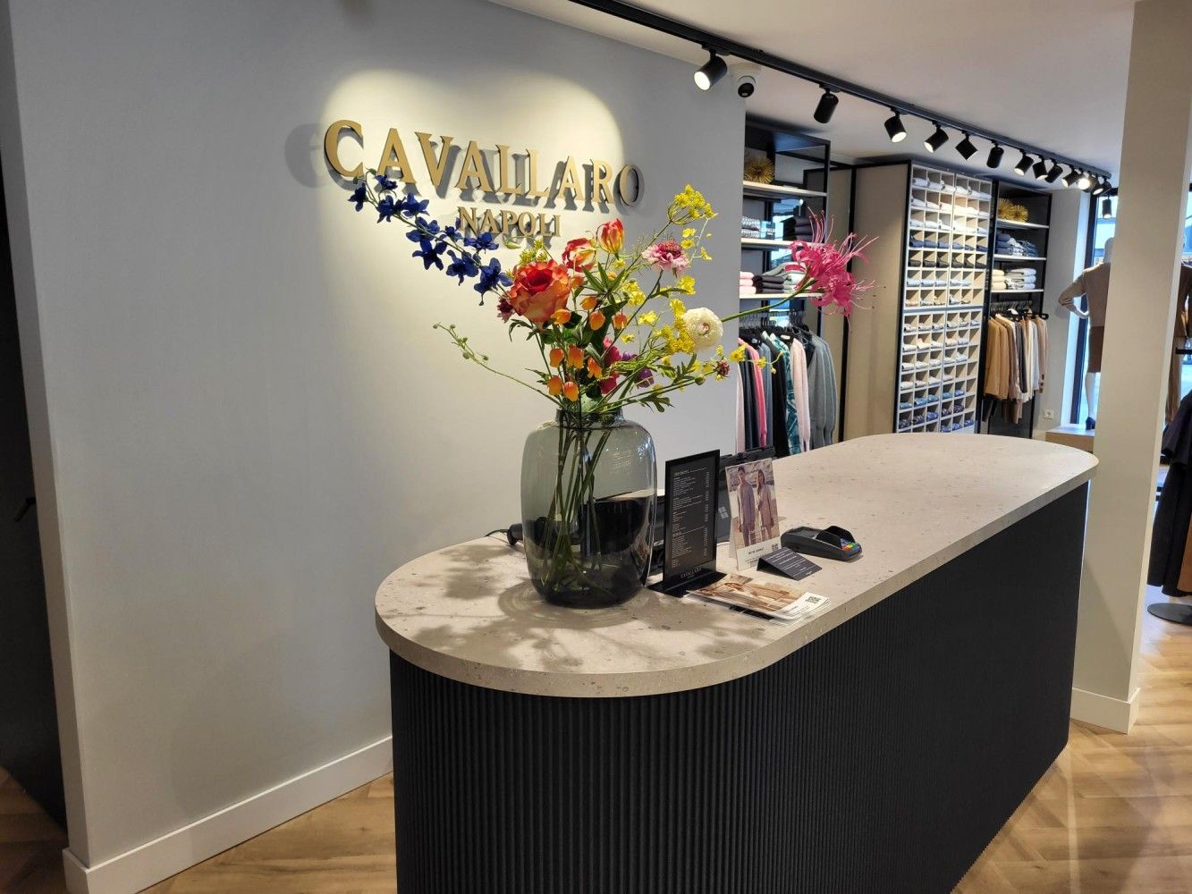 Maatwerk retailbalie met afgerond natuursteen blad voor Cavallaro