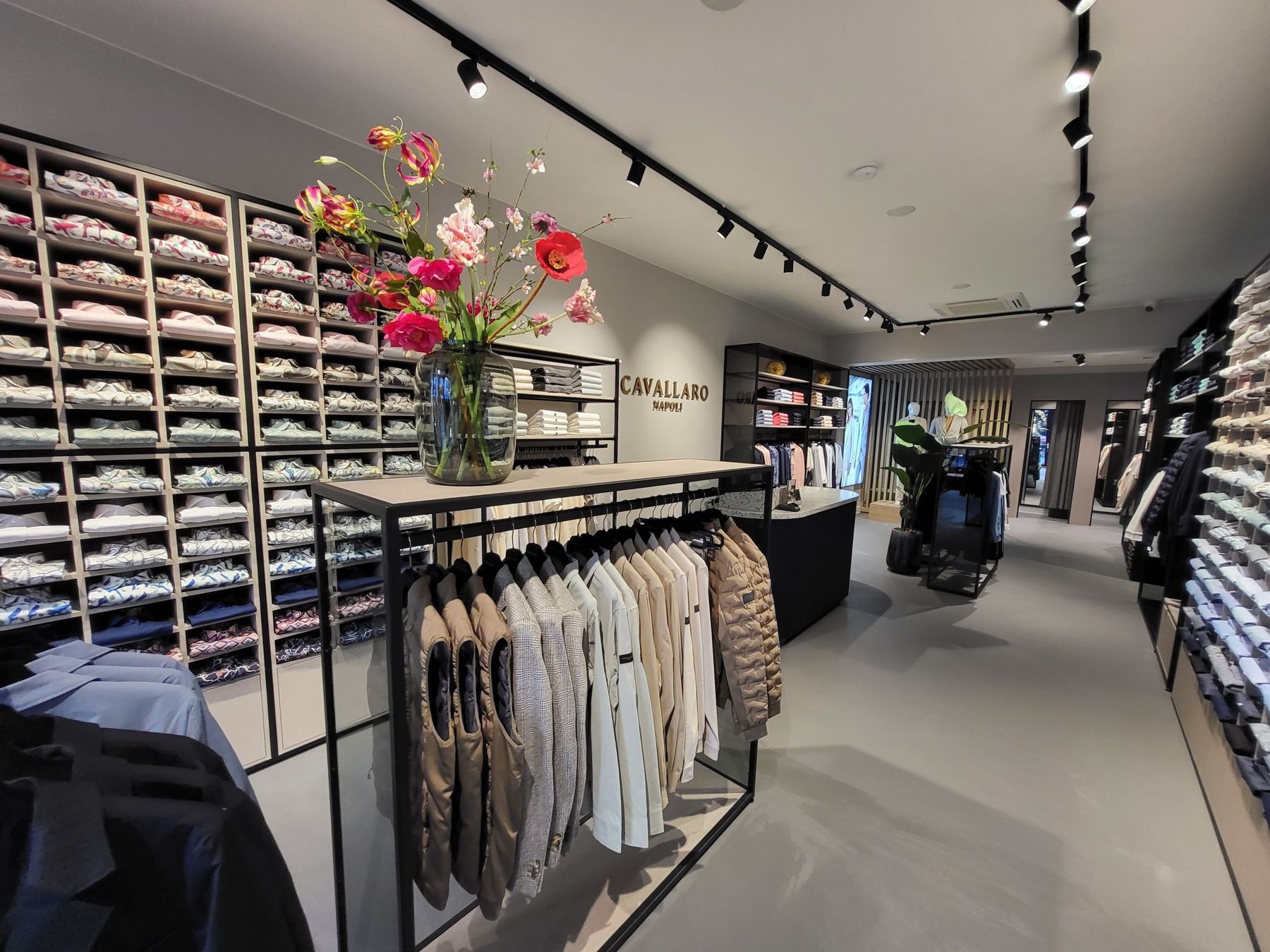 Cavallaro retailinterieur met maatwerk presentatiewanden
