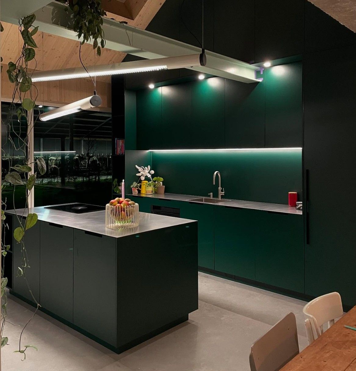 Groene maatwerk keuken met kookeiland en geintegreerde verlichting