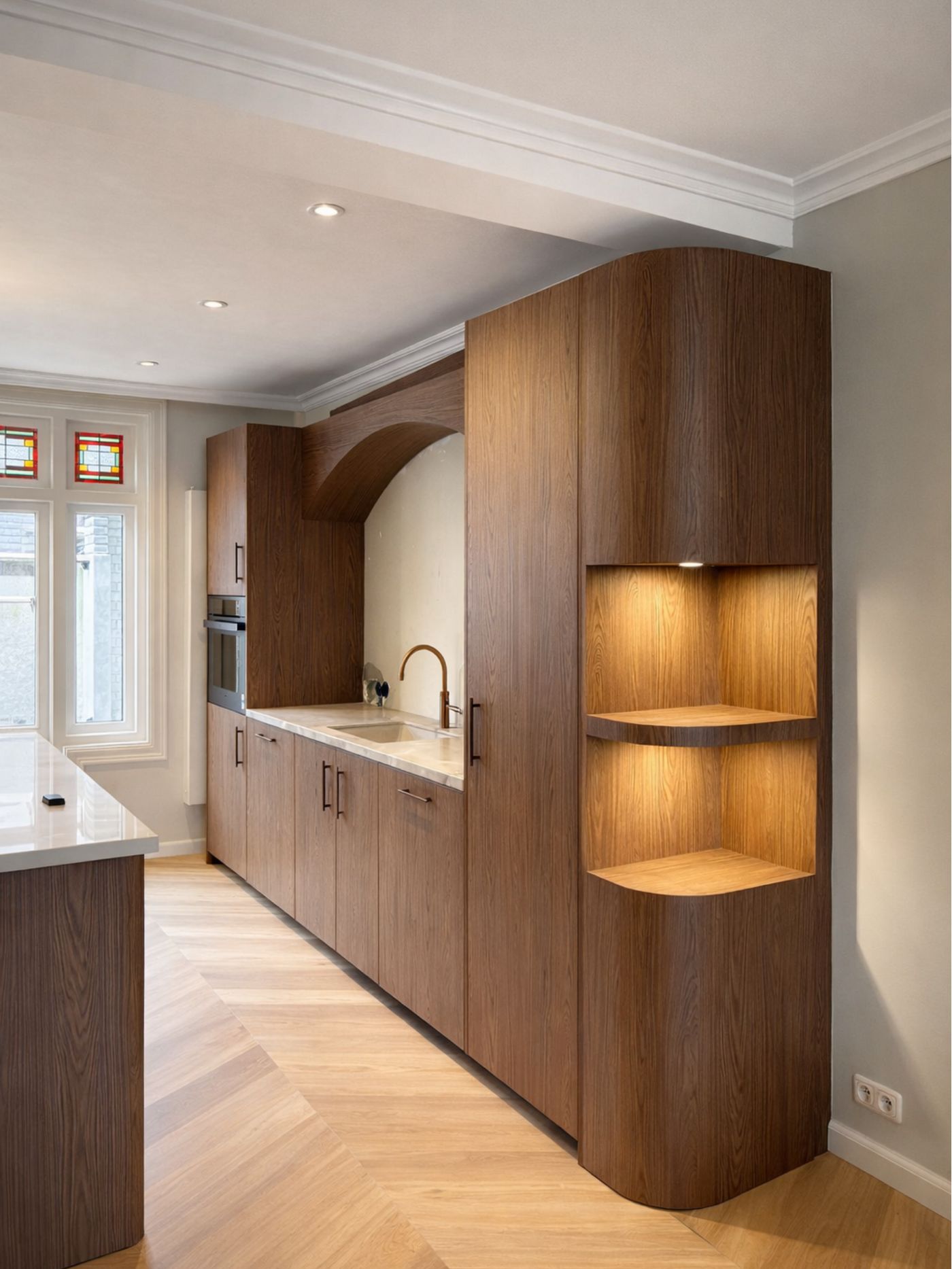 Keuken met ronde eindstol en verlichte open nis